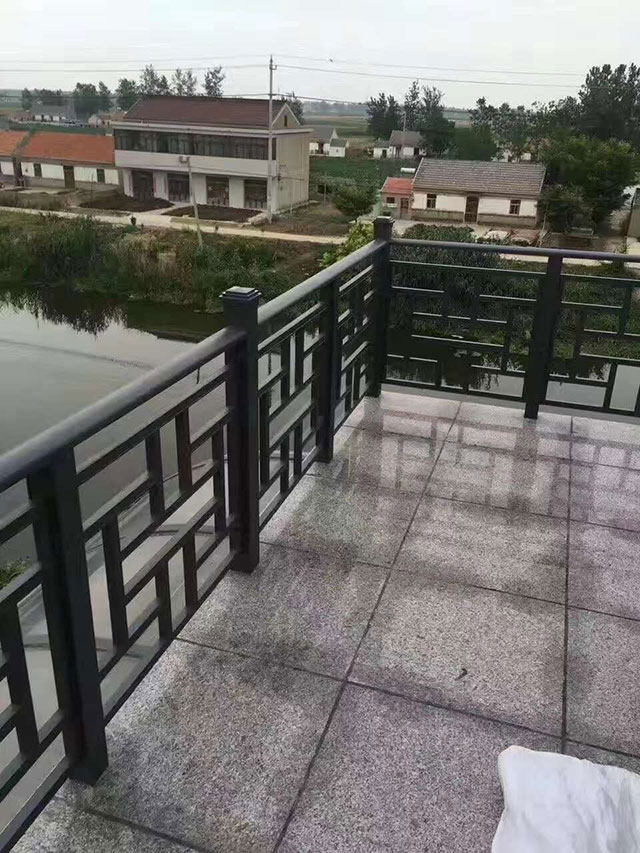 Ͻ